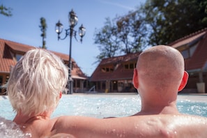 Bồn tắm spa ngoài trời