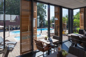 室外游泳池，日光浴躺椅