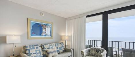 Una televisión de pantalla plana, un reproductor de DVD