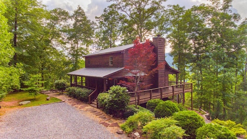 New Gourmet Kitchen, 210 great reviews 
 3 levels for privacy2 fireplaces,hottub