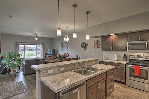 "Elegant Escape" (KING BED) Minutes From Downtown