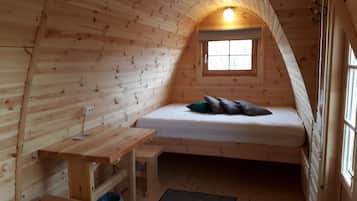 Tripple camping pods | Betten mit Memory-Foam-Matratzen, Schreibtisch, Verdunkelungsvorhänge