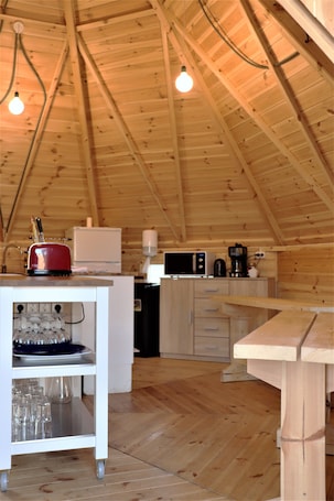 Casa de campo estándar, 1 cama Queen size, baño compartido, vista a la montaña | Cocina compartida | Refrigerador, microondas, horno y utensilios de cocina