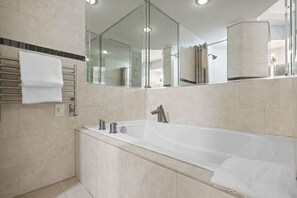 Ensemble douche/baignoire, baignoire à jets, serviettes fournies