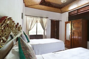 Quarto duplo standard | Escrivaninha, roupa de cama