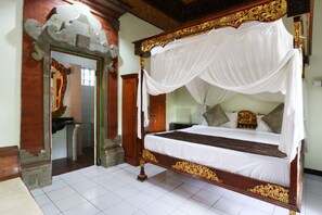 Superior Double Room | Desk, bed sheets - Pering Bungalow Ubud (Ubud)