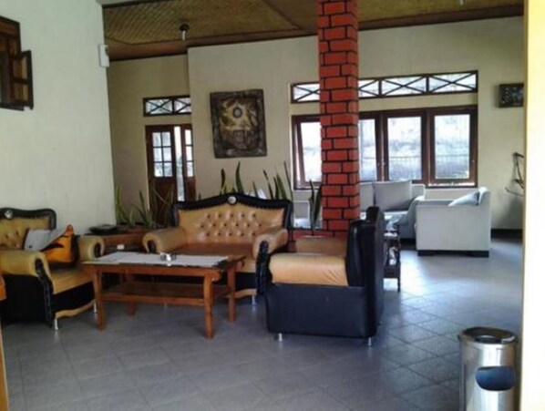 Lobby sitting area - Taman Aer Hotel (Megamendung)