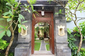 Property entrance - Raddeyapa Guest House (Tibubeneng)