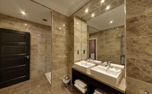 Free toiletries, hair dryer, towels - Dumfries Arms Hotel (Cumnock)