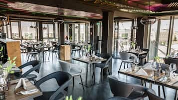 Déjeuner et dîner servis sur place, spécialités Cuisine internationale