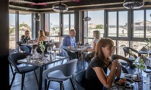 Se sirven comidas, cenas y cocina internacional