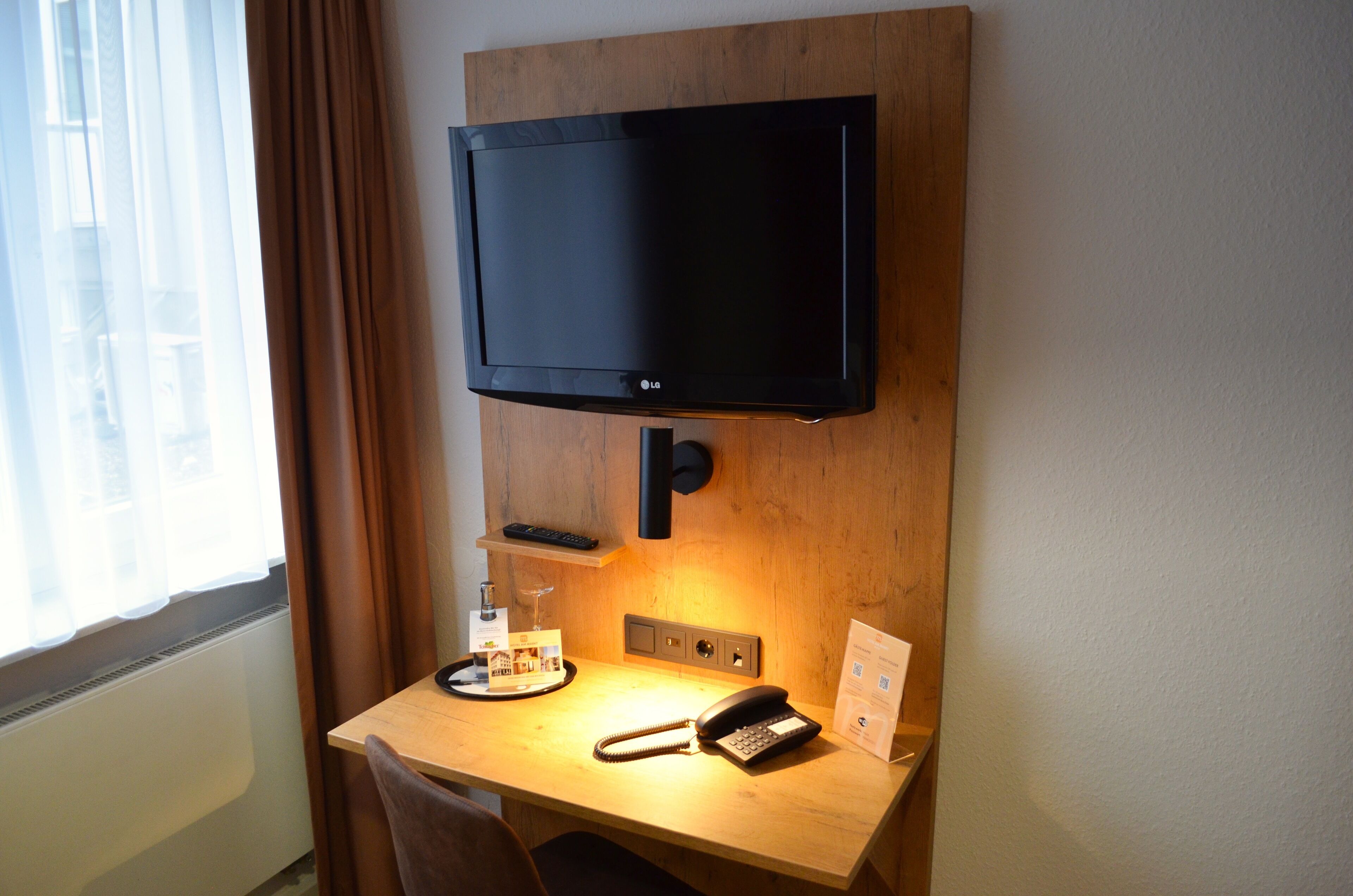 basic-singe room comfort | in-room safe, desk, laptop workspace, soundproofing