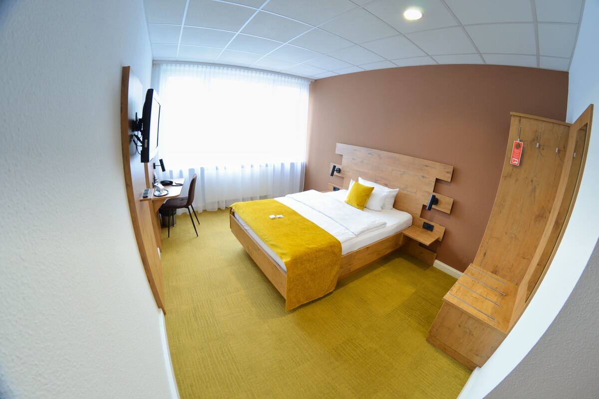 Enkeltrom – business | Safe på rommet, skrivebord, skrivebord for bærbar PC og lydisolert