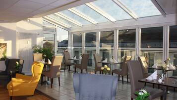 Tägliches Frühstücksbuffet (14 EUR pro Person)