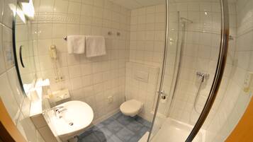 Ein Badezimmer mit Waschbecken, Toilette und einer Duschkabine.