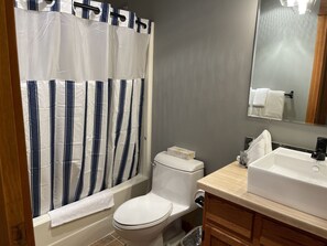 Ensemble baignoire-douche, séchoir à cheveux, serviettes fournies