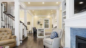 Smart TV, fireplace