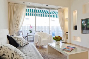 Living area - Deluxe Frishman Beach 1Min Beach (Tel Aviv)
