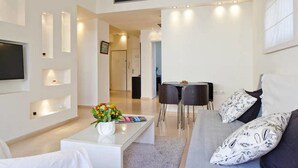 Apartamento luxo, 2 quartos, sacada | Área de estar | TV de tela plana