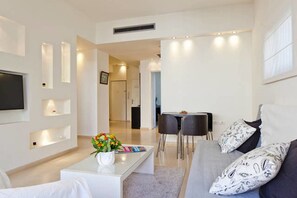 Deluxe-lejlighed - 2 soveværelser - balkon | Opholdsområde | Fladskærms-tv