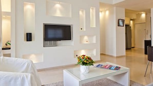 Apartamento luxo, 2 quartos, sacada | Área de estar | TV de tela plana