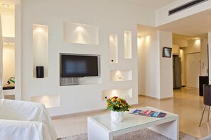 Deluxe Apartment, 2 Bedrooms, Balcony | Living area