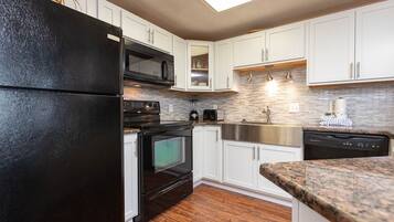 Kühlschrank, Mikrowelle, Ofen, Geschirrspüler