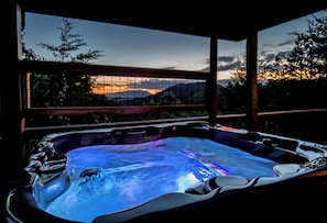 Outdoor spa tub - Gorgeous Mtn Sunset View/See Dollywood Nightly Fireworks On Deck Jun 15 - Aug 2 (Pigeon Forge)