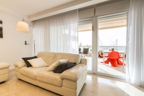 Appartement Premium, 3 chambres, vue mer | Coin séjour | Télévision à écran plat