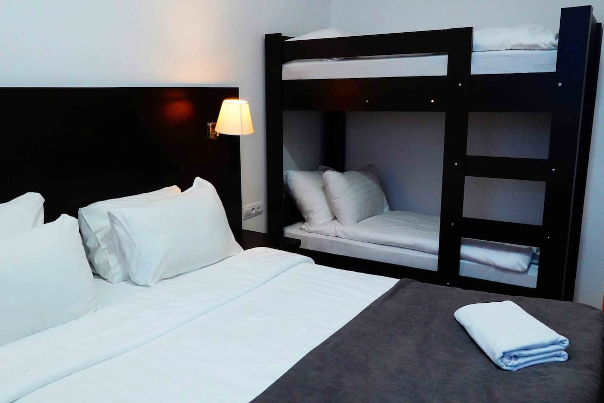 Peralatan tempat tidur premium, bar mini, langsir/tirai gelap terus 