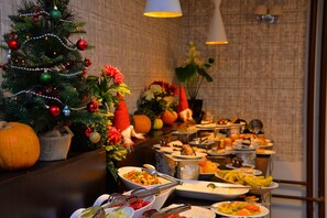 Petit déjeuner, déjeuner et dîner servis sur place