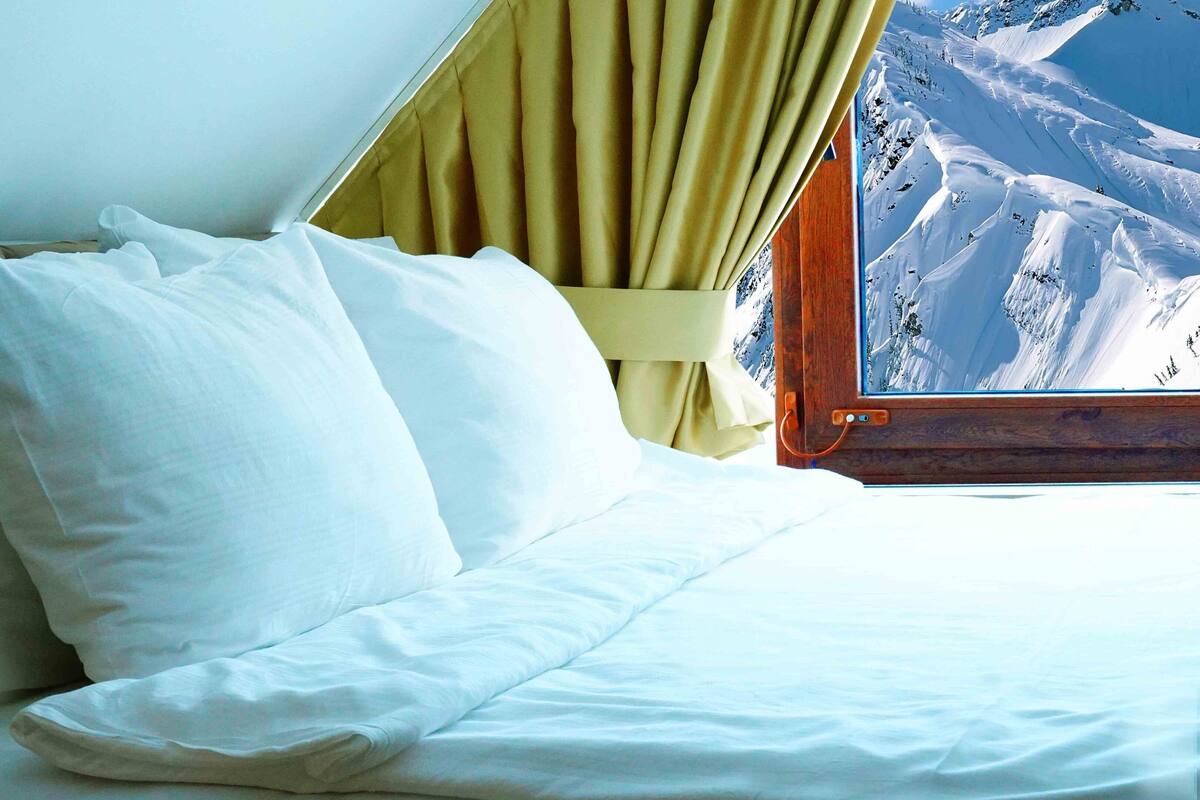 Peralatan tempat tidur premium, bar mini, langsir/tirai gelap terus 