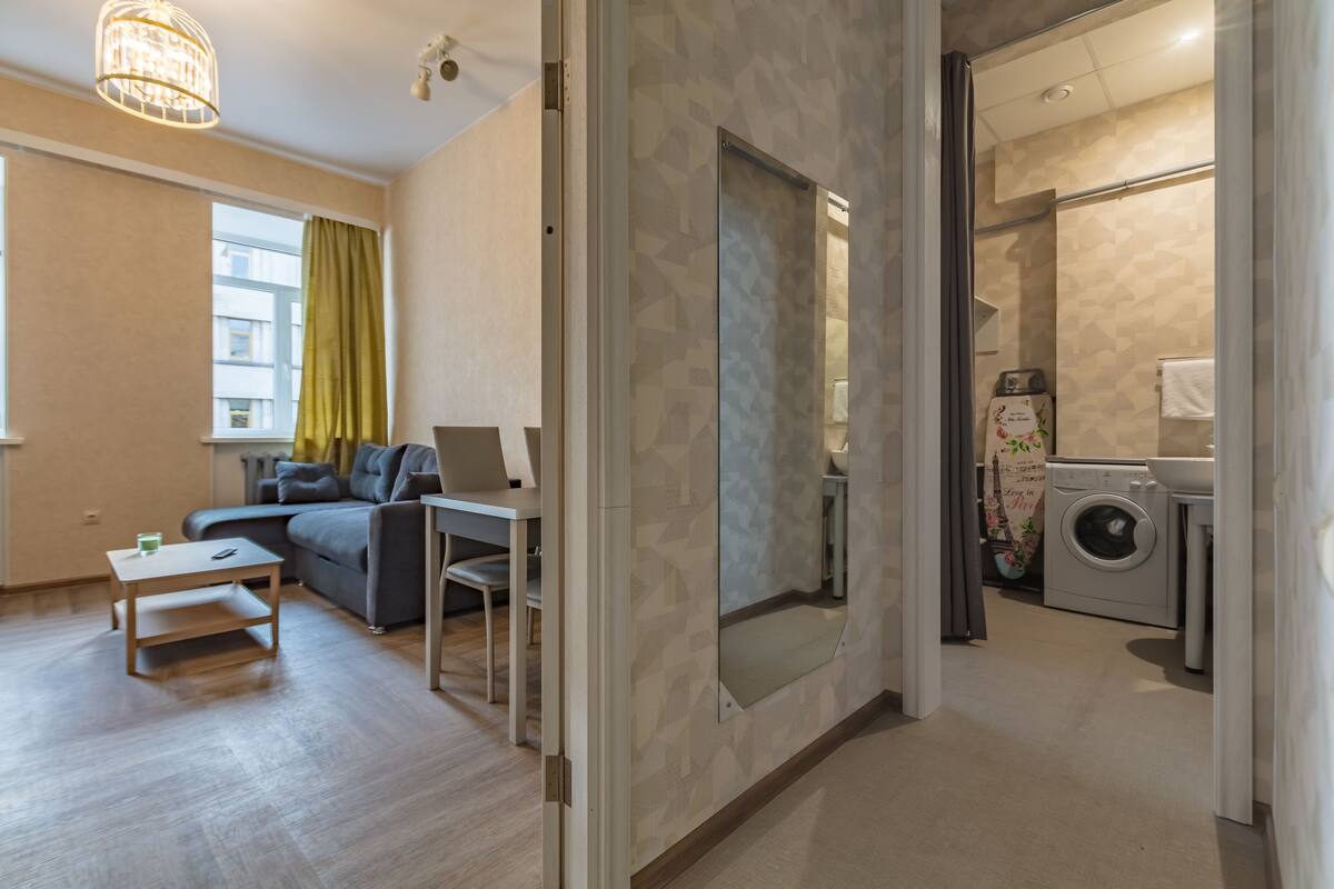 Apartment, 2 Bedrooms | Peti besi dalam bilik, meja, kalis bunyi, Wi-fi percuma