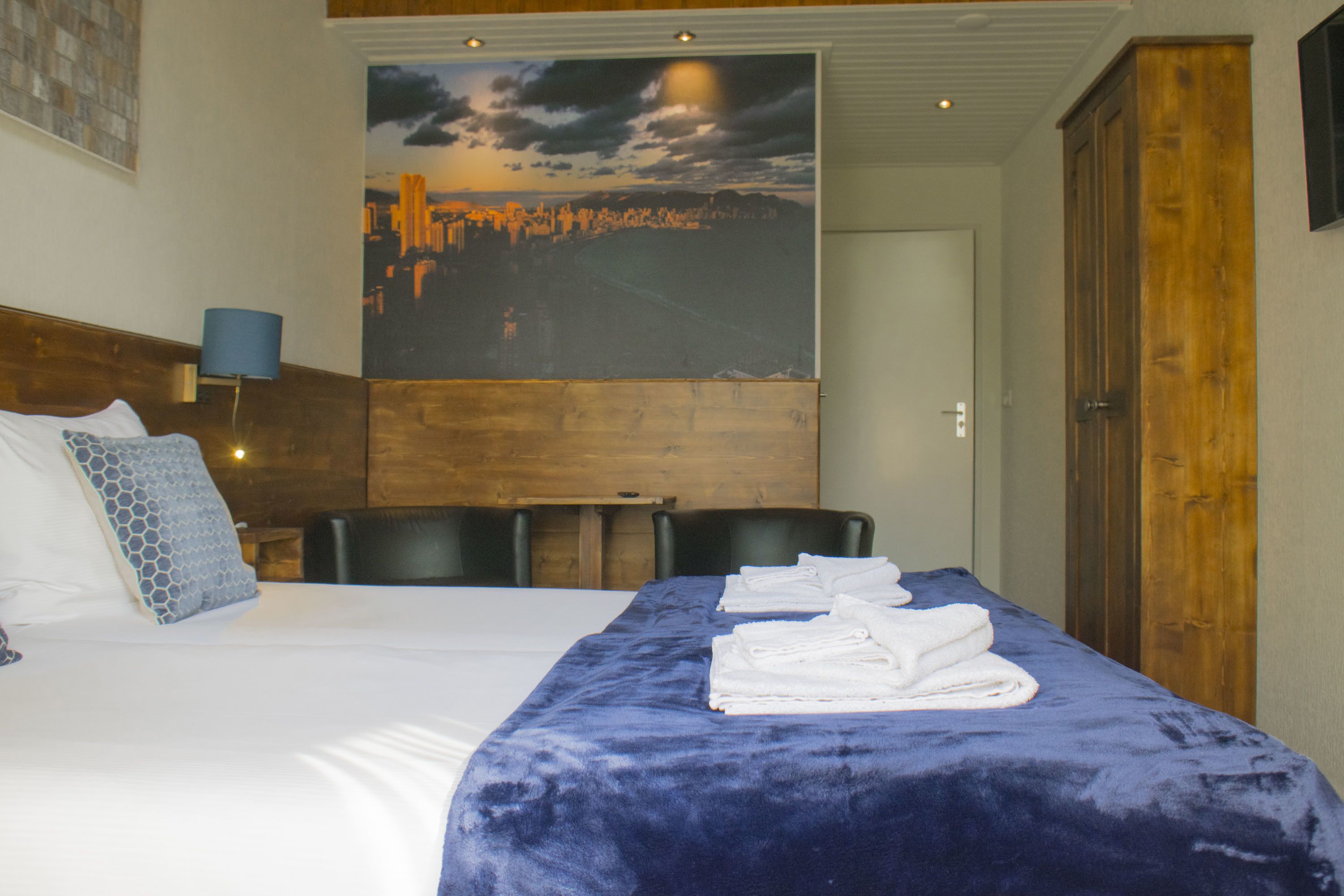 deluxe twin room | desk, iron/ironing board, cots/infant beds, rollaway beds