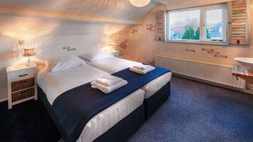 Familie appartement, 3 slaapkamers | Een bureau, een strijkplank/strijkijzer, babybedden, extra bedden