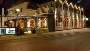 Un immeuble de deux étages abritant un restaurant appelé « el Zorro » au rez-de-chaussée.