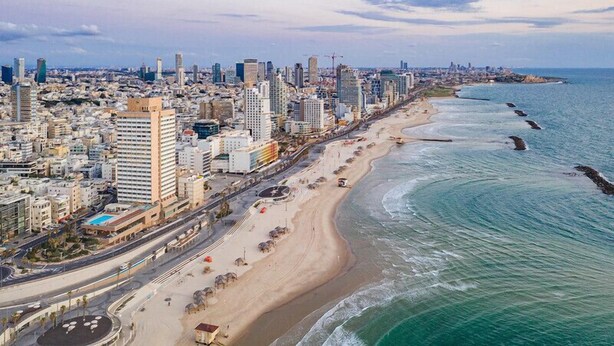 On the beach, 3 beach bars - Cosy 1BR near Beach by FeelHome (Tel Aviv)