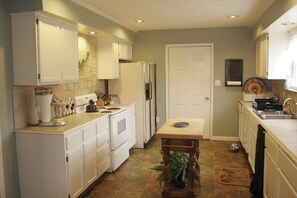 Fridge, microwave, oven, stovetop - Space To Spread Out! (Cadiz)