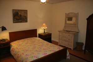 7 bedrooms, WiFi, bed sheets