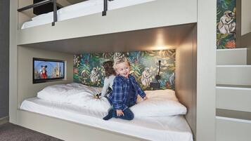 Familjerum - 2 sovrum | 1 sovrum, minibar, värdeförvaringsskåp på rummet och skrivbord