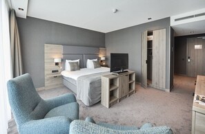 Comfort Plus Room | Minibar, caja de seguridad en la habitación y escritorio