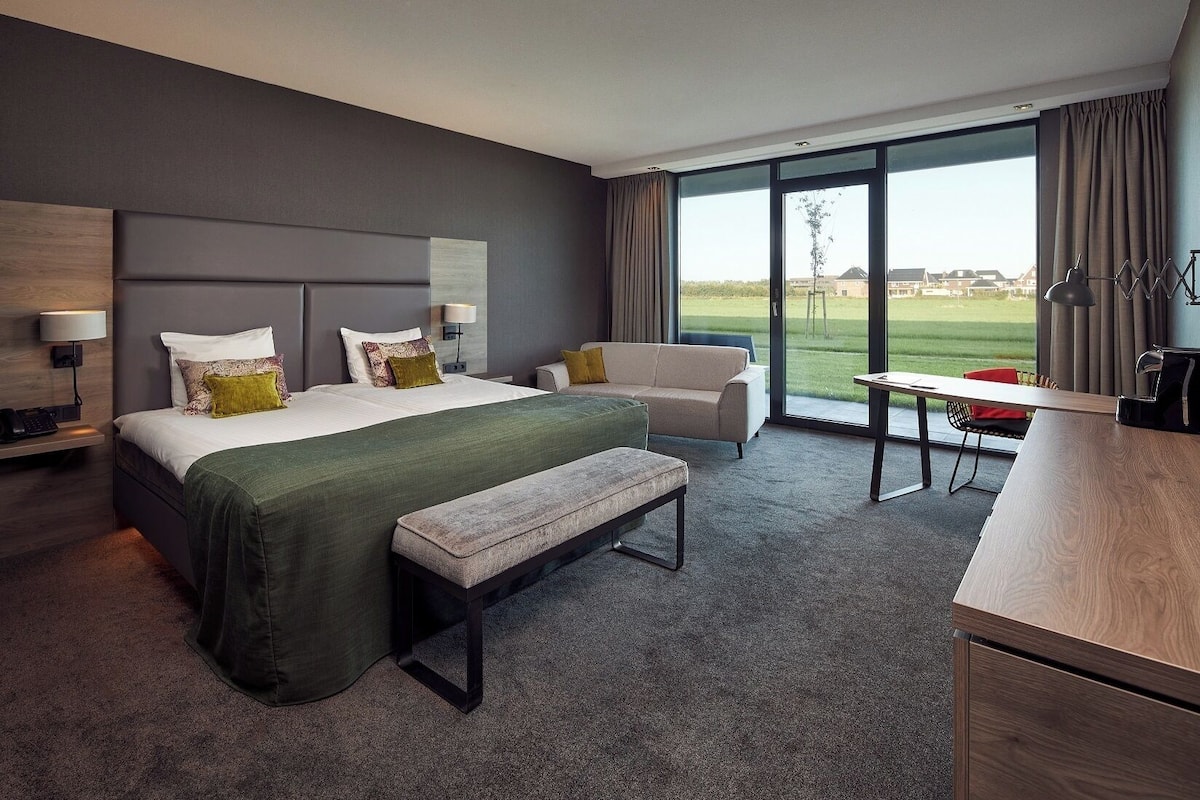 comfort room | 1 bedroom, minibar, in-room safe, desk