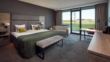 Comfort Room | 1 bedroom, minibar, in-room safe, desk