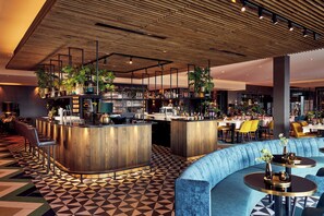 2 restaurants, serveren ontbijt, lokale en internationale gerechten