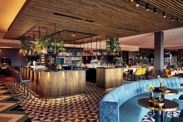 2 restaurants; breakfast, lunch and dinner served 