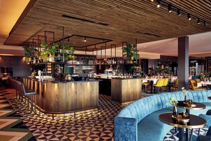 2 restaurantes; se sirve desayuno, almuerzo y cena