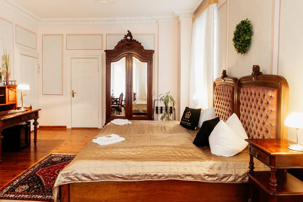 suite | in-room safe, desk, free cots/infant beds, rollaway beds