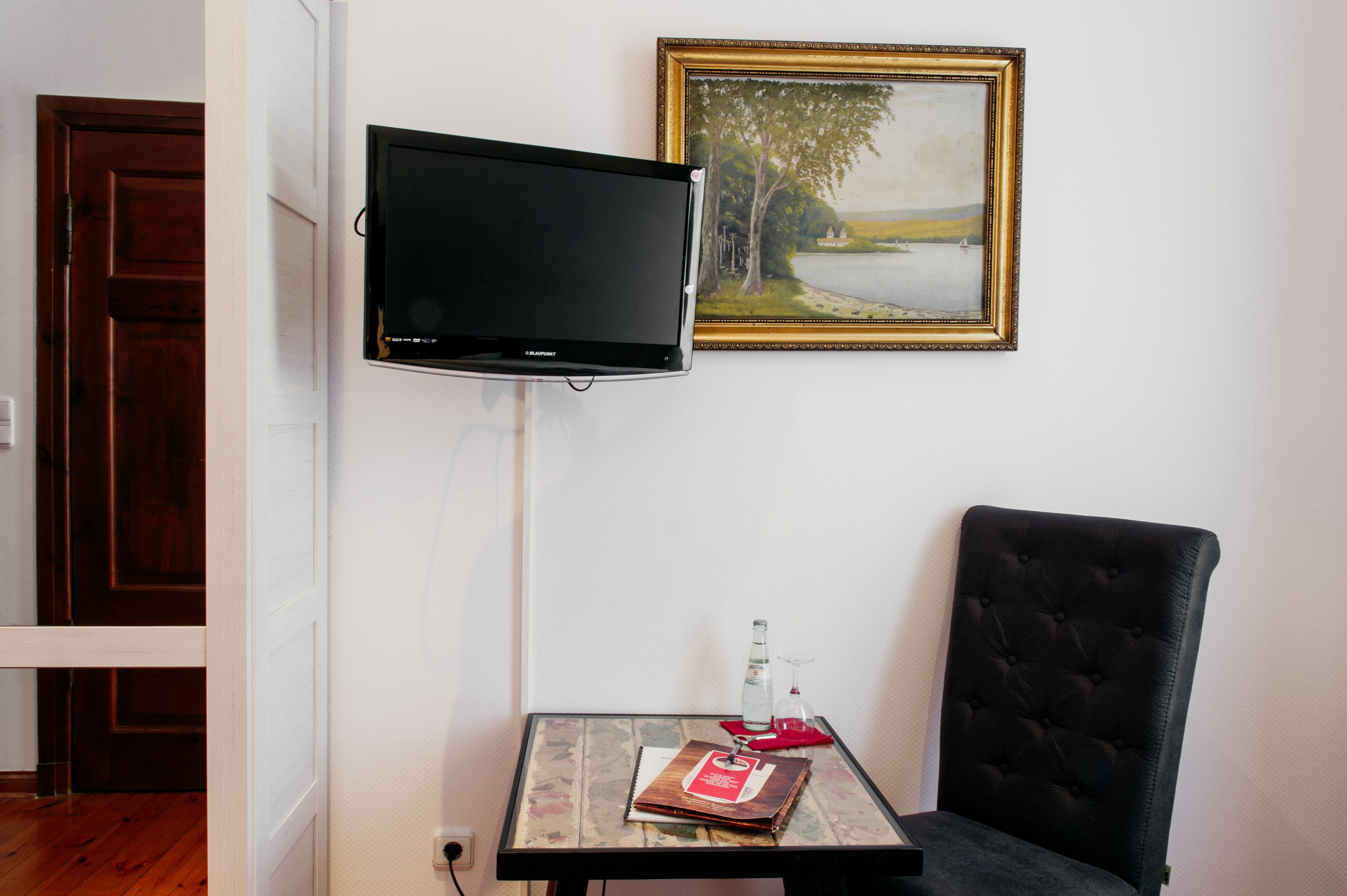 single room | in-room safe, desk, free cots/infant beds, rollaway beds