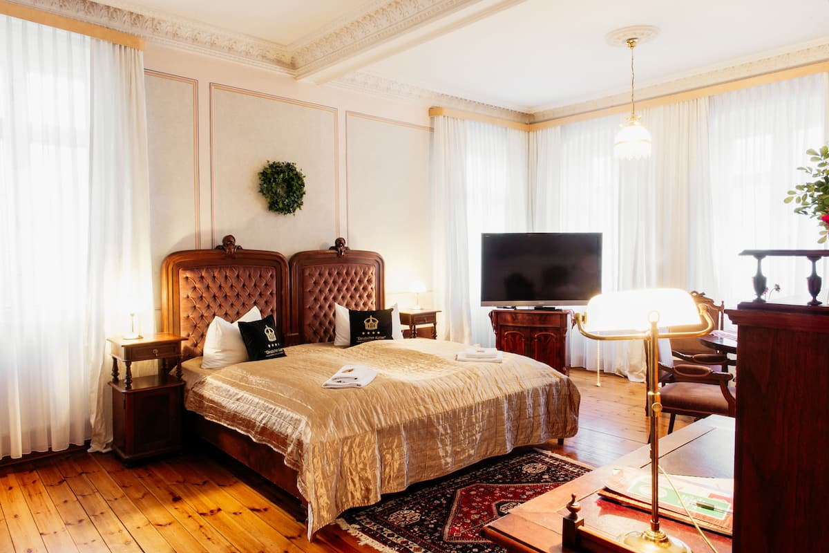 Suite | In-room safe, desk, cribs (free), rollaway beds (surcharge)