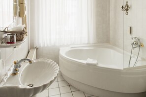 Suite | Badkamer | Een douche, gratis toiletartikelen, een haardroger, badjassen